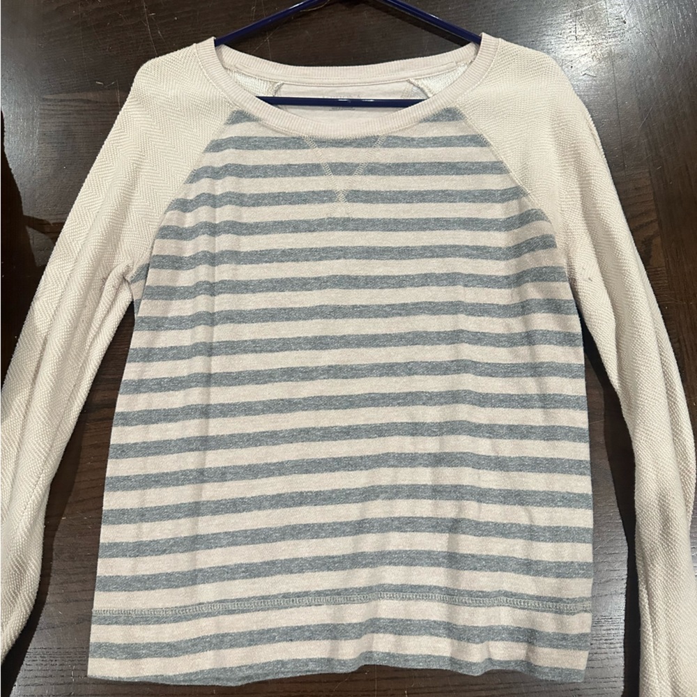 Long sleeve thicker raglan tee. Size medium